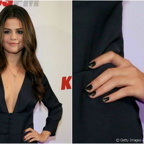 A atriz Selena Gomez apostou nas unhas escurar para completar o visual glamouroso desfilado em evento da radio 